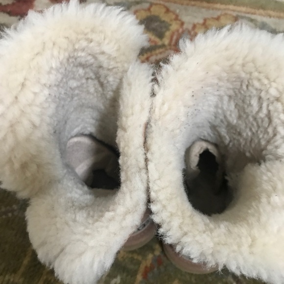 Chestnut short Uggs with button - Picture 6 of 6